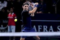 فيدرر بشق النفس إلى ربع النهائي وخروج أندرسون وإيسنر