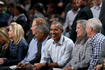 أوباما يحضر مباراة شيكاغو وكليفلاند في انطلاق الموسم