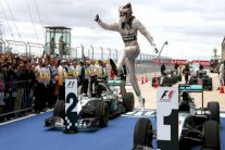 هاميلتون يفوز بجائزة أميركا ويحرز لقبه العالمي الثالث