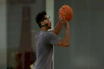 نجم شيكاغو بولز ديريك روز يعاود التدريبات