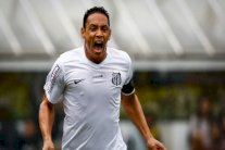 برشلونة يطارد مهاجماً مخضرماً لتعزيز فريق لويس إنريكي