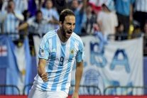 مارتينو يستدعي هيغواين لتعويض غياب ميسي وأغويرو