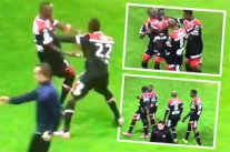 لاعب يتشاجر مع زملائه بسبب طرده من ملعب المباراة !