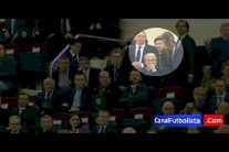 ميسي يوقف معانقة مشجعة ليتسنى له مشاهدة هدف سواريز