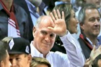 هونيس في طريقه إلى الحرية بعد مرور نصف فترة حكمه