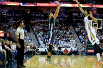 كوري يعادل إنجازاً لجوردان بـ53 نقطة في سلة بيليكانز