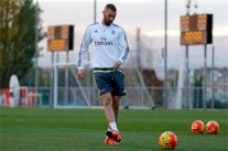 بنزيمة يعود إلى مدريد ويبدأ تدريباته ويلتقي مع بيريز