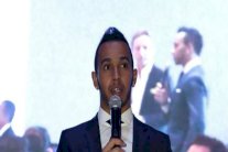 لويس هاميلتون بطل أيضاً في عالم الأزياء... والمشاهير