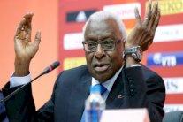 دياك يستقيل من اللجنة الأولمبية الدولية