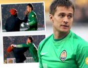 حارس مرمى شاختار الأوكراني يتشاجر مع مشجع داخل الملعب