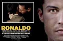 ميسي يعانق ويقبل نجل كريستيانو في فيلم