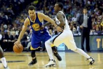 10 على 10 لغولدن ستايت و46 نقطة لنجمه كوري