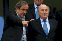 لجنة الأخلاق تطالب بإنزال عقوبات بحق بلاتر وبلاتيني