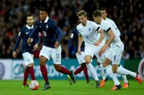 فوز إنكلترا على فرنسا في أجواء تضامن حار 