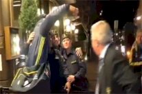 إبرا يلفت الأنظار بلقطة طريفة مع رجل أمن دنماركي