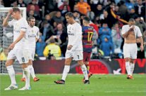 رباعية برشلونة تدخل غريمه ريال مدريد في أزمة عميقة