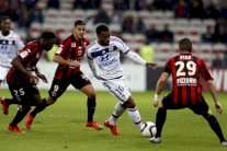 نيس يلحق هزيمة ثقيلة بليون ويصعد إلى المركز الثالث