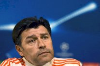 رئيس نادي ليون يستبعد فكرة إقالة المدرب فورنييه