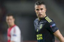 فان بيرسي يصدم أنصار برشلونة ويقرر البقاء في تركيا