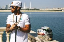 هاميلتون يحتفل مع الإمارات بعيدها الوطني