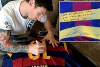 ميسي يهدي قميصه لزميله السابق رونالدينيو