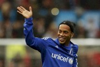 رونالدينيو يفتتح أكاديميته في سنغافورة