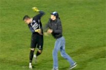 مشجع متعصب يتشاجر مع حارس مرمى فريقه داخل الملعب