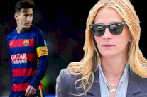 الممثلة الأميركية جوليا روبرتس تراقب 