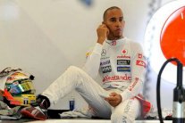 هاميلتون ومرسيدس يحلقان في فضائهما في فورمولا 1