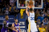 غولدن ستايت وسان أنتونيو يواصلان تألقهما بين جماهيرهما