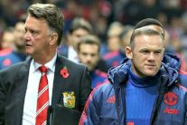 روني: لاعبو مانشستر يونايتد يرغبون في إنقاذ رأس فان غال