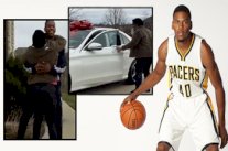 لاعب سلة أميركي يفاجئ والدته بهدية 