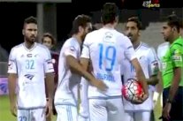 الدوري الإماراتي يشهد أول واقعة تشابك على تنفيذ ضربة جزاء