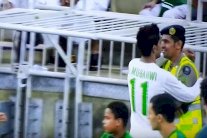 لاعب سعودي يحتفل بهدفه بمعانقة 