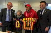 بالصور... نيمار ونجله لوكا يحصلان على عضوية برشلونة