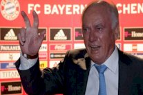 وفاة المدرب الألماني أودو لاتيك