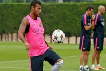 تألق رافينها يضع مدرب برشلونة إنريكي في حيرة من أمره