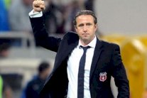 الهلال السعودي يقيل مدربه الروماني ريجيكامب