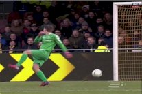 خطأ فادح يتسبب في اتهام حارس مرمى بالتلاعب