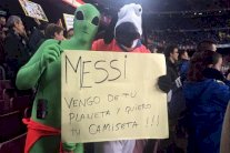 مشجعان بزي متنكر يوجهان رسالة غريبة إلى ميسي