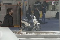 بيكيه يساعد امرأة بعد تعرضها لحادث سير في برشلونة