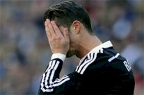 جماهير برشلونة تغني : رونالدو لا يشرب الماء !