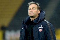 ماينتس يتخلى عن مدربه هيولماند