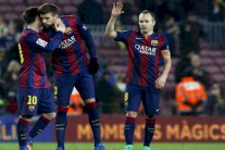 ميسي وإنييستا وبيكيه ثمن موافقة بورتو على بيع دانيلو