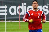 لاعب بايرن ميونيخ تياغو ألكانتارا يعاود اللعب بالكرة