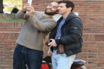 ميسي بتواضع يوافق على التقاط 