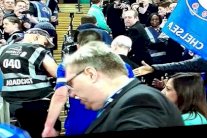 قائد تشلسي متهم بالعنصرية بعد رفضه مصافحة مشجع أسود