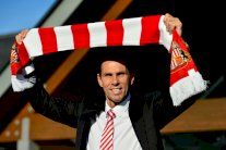 سندرلاند يقيل المدرب الأوروغوياني بوييت لسوء النتائج