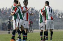 فلسطينيون يتابعون بانتظام فريق 