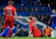 إبراهيموفيتش ساخرا: لاعبو تشيلسي أحاطوا بي 